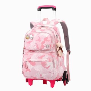 Cartable CE1 pour fille avec 6 roulettes de couleur rose de style camouflage. Plusieurs espaces de rangement, une poignée télescopique. Sur fond gris clair.