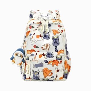 Cartable collège avec imprimés de chats oranges et bleus sur fond blanc. Un porte-clé d'un chat orange avec une capuche bleue de requin. Sur fond gris clair.