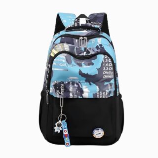 Cartable collège imperméable pour garçon de couleur noir et bleu avec plusieurs espaces de rangement. Un porte clé avec un astronaute est accroché. Sur fond gris clair.