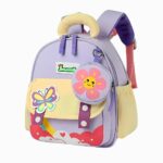 Cartable maternelle pratique et ergonomique avec des couleurs pastel et des motifs de fleur et papillon. Sur fond gris clair.
