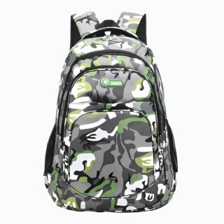 Cartable pour 6ème au style camouflage gris, blanc et vert avec plusieurs espaces de rangement. Sur fond gris clair.