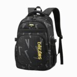 Cartable pour 6ème confortable de couleur noire avec une inscription jaune sur le côté. Plusieurs poches de rangement fermées. Bretelles et poignée rembourrées. Sur fond gris clair.