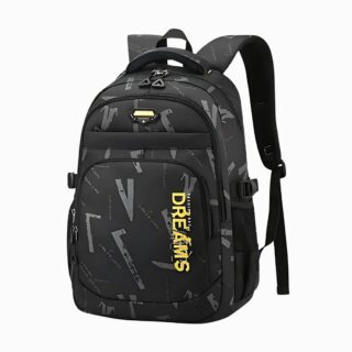 Cartable pour 6ème confortable de couleur noire avec une inscription jaune sur le côté. Plusieurs poches de rangement fermées. Bretelles et poignée rembourrées. Sur fond gris clair.