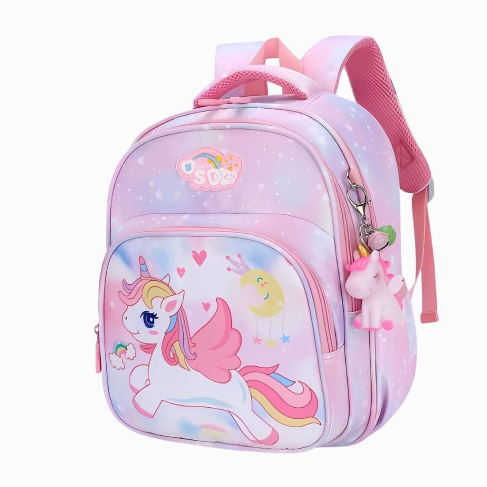 Cartable licorne pastel de couleur rose avec une licorne blanche sur le devant. Un porte-clé sur le côté. Sur fond gris clair.