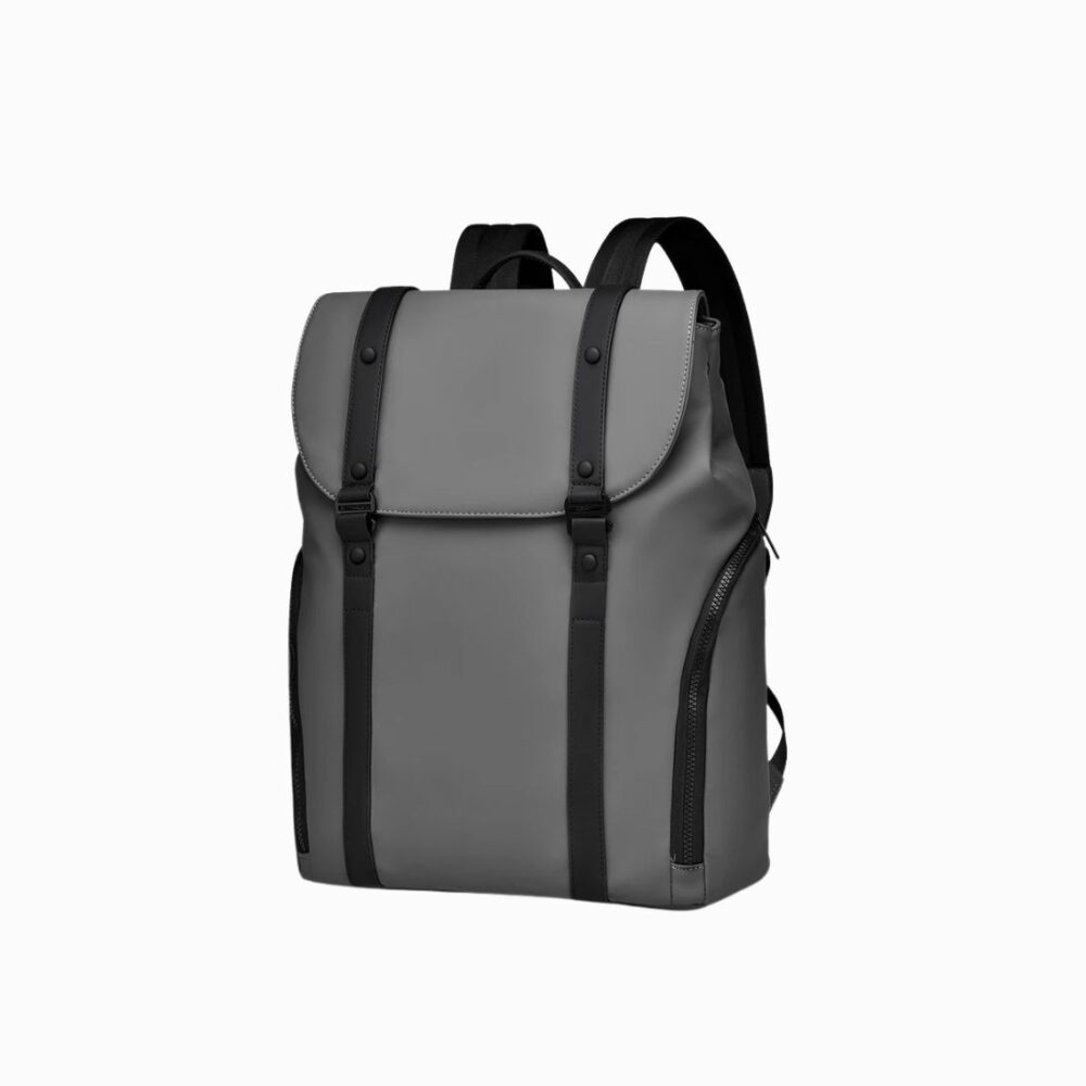 Cartable gris élégant pour homme sur fond blanc