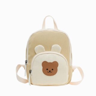 Cartable beige pour la maternelle avec un ourson mignon sur fond blanc