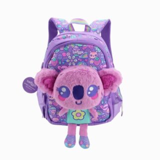Cartable violet pour la maternelle avec un koala en peluche sur fond blanc