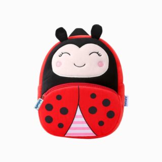 Cartable maternelle pour petite fille en forme de coccinelle en peluche sur fond blanc