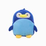 Cartable pour en format en forme de petit pingouin bleu mignon en peluche sur fond blanc