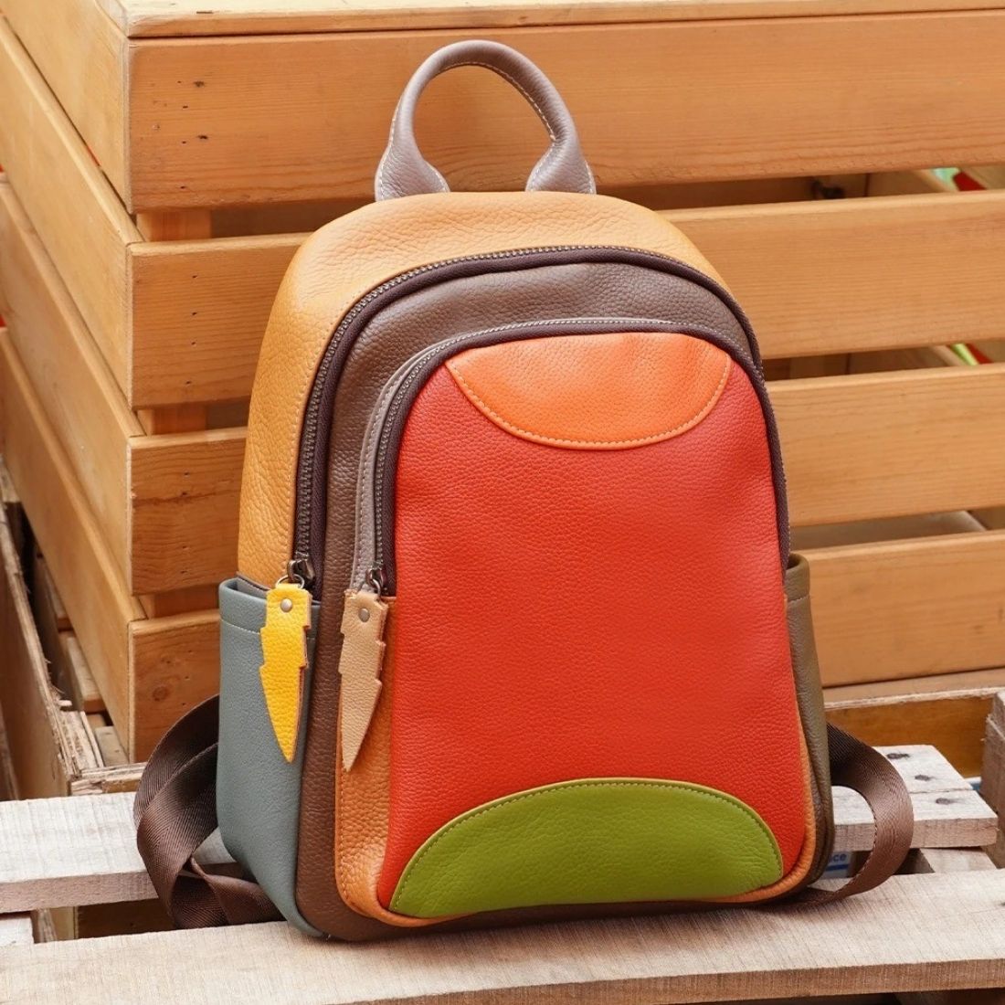 IMG_06_2025_Cartable_pour_femme_en_cuir_rouge_élégant_multicolore_8