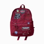 Cartable rouge pour lycéen style punk sur fond blanc