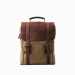 Cartable sac à dos au style vintage en toile kaki et en cuir marron sur fond blanc