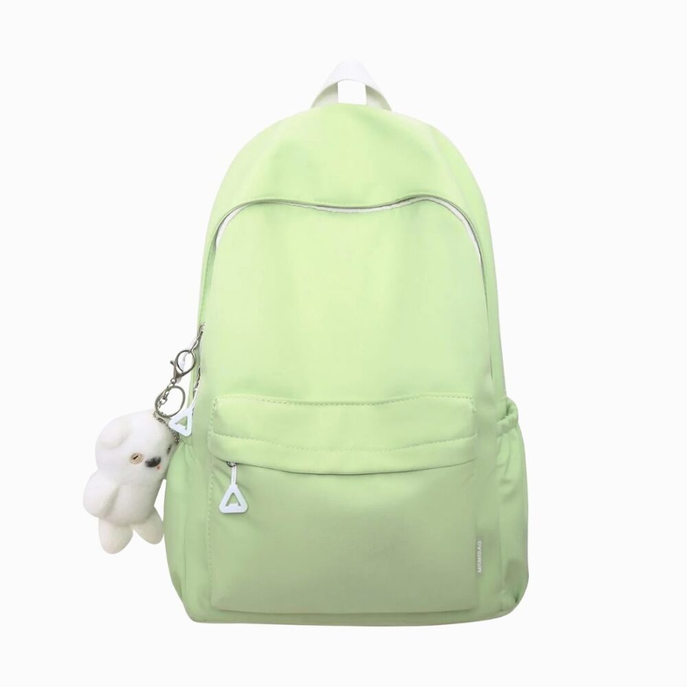 Cartable vert pastel avec peluche kawaii sur fond blanc