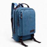 Cartable 24x32 cm style vintage de couleur bleue avec plusieurs espaces de rangement. Sur fond gris clair.