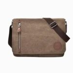 Cartable 35 cm à bandoulière pour homme de couleur marron avec la bandoulière plus foncée. Une poche verticale sur le côté gauche avec fermeture éclair. Sur fond gris clair.