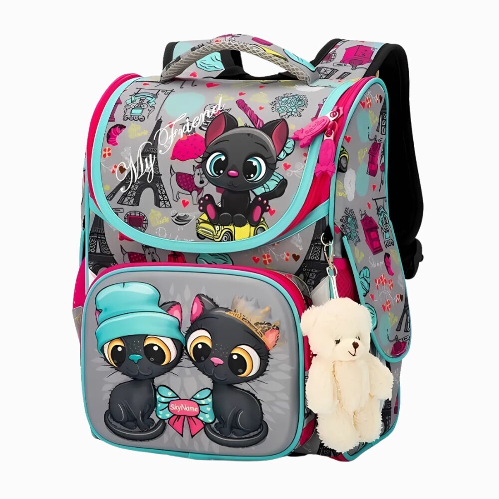 Cartable 35 cm pour fille avec chats aux gros yeux sur fond gris. Un porte-clé nounours sur la droite. L'ouverture du sac est pratique et sur le haut. Sur fond gris clair.