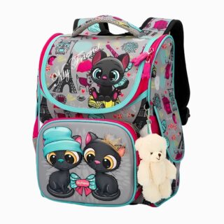 Cartable 35 cm pour fille avec chats aux gros yeux sur fond gris. Un porte-clé nounours sur la droite. L'ouverture du sac est pratique et sur le haut. Sur fond gris clair.