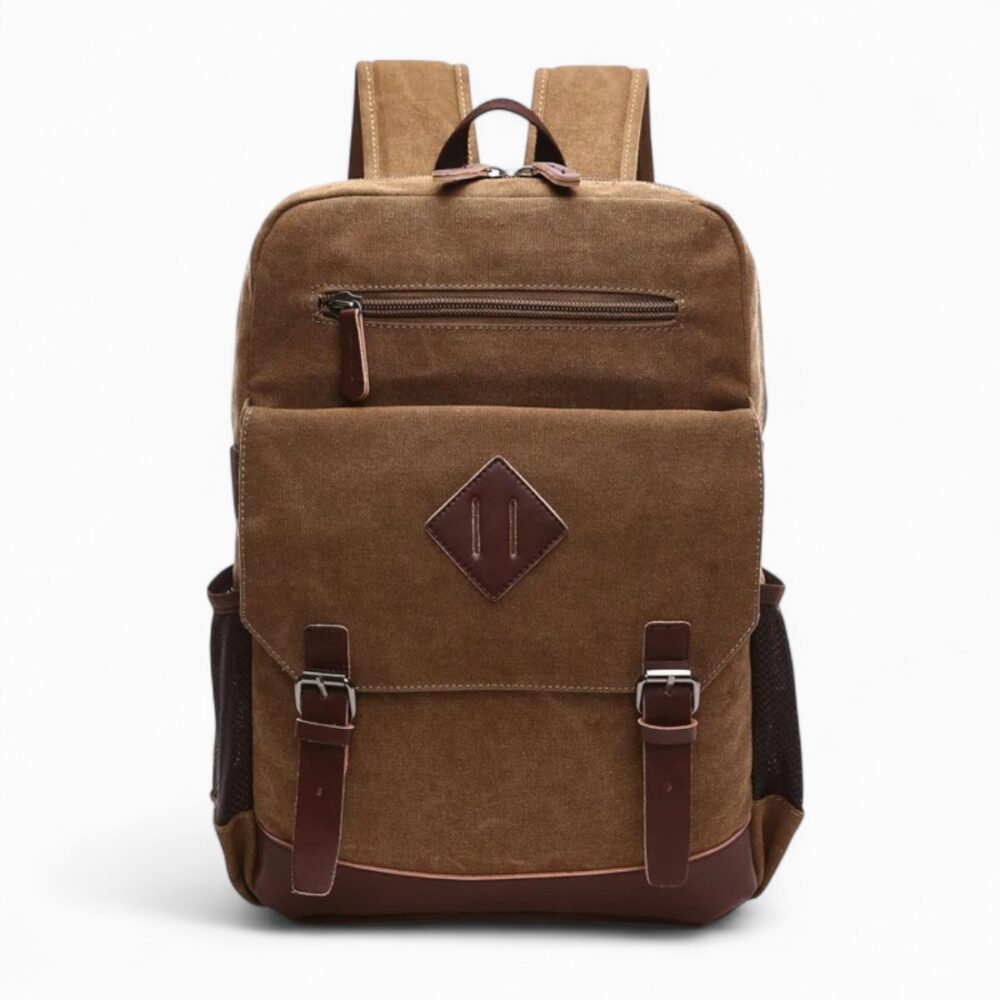 Cartable 41 cm en toile vintage marron avec une poche avant fermée par deux sangles à boucles. Sur fond gris clair.