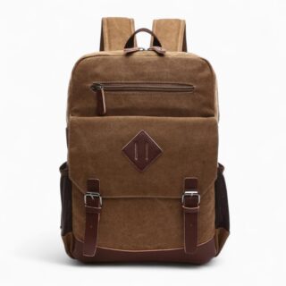 Cartable 41 cm en toile vintage marron avec une poche avant fermée par deux sangles à boucles. Sur fond gris clair.
