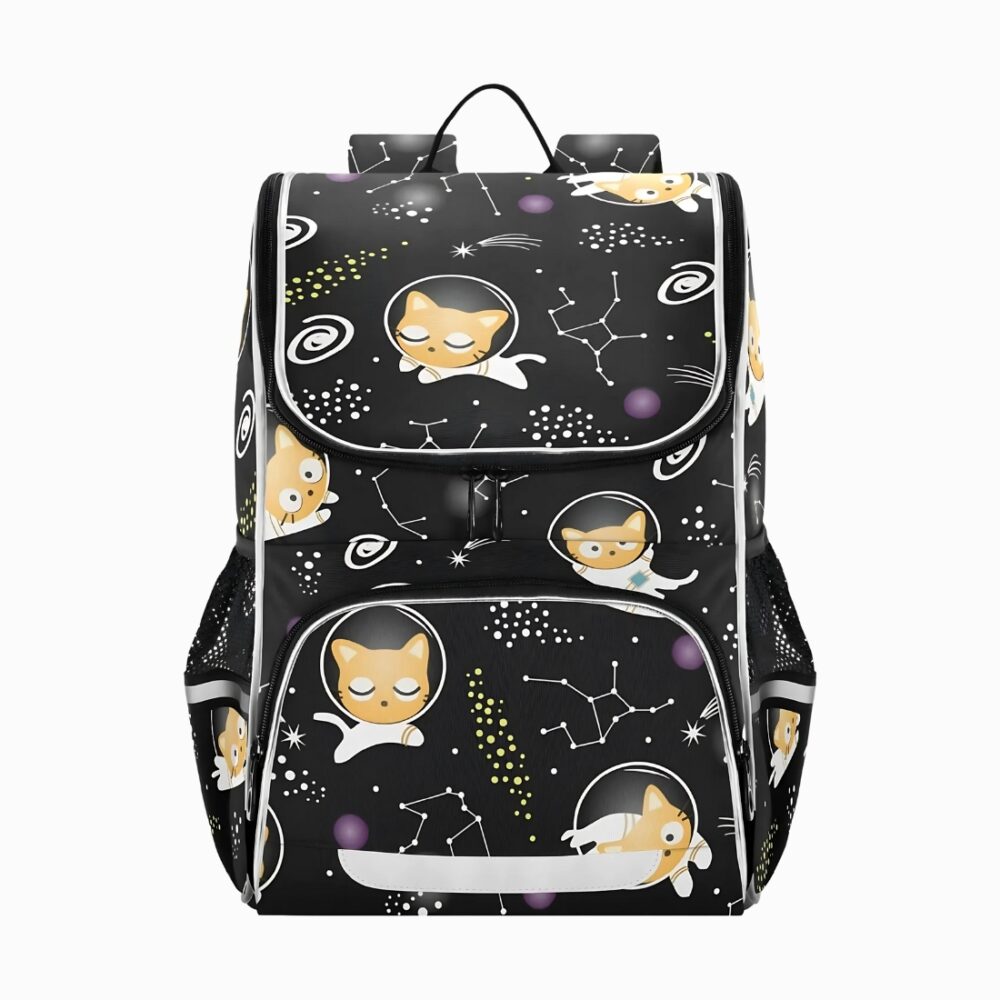 Cartable 41 cm pour le primaire noir avec des motifs de chats astronautes. Différents espaces de rangement. Sur fond gris clair.