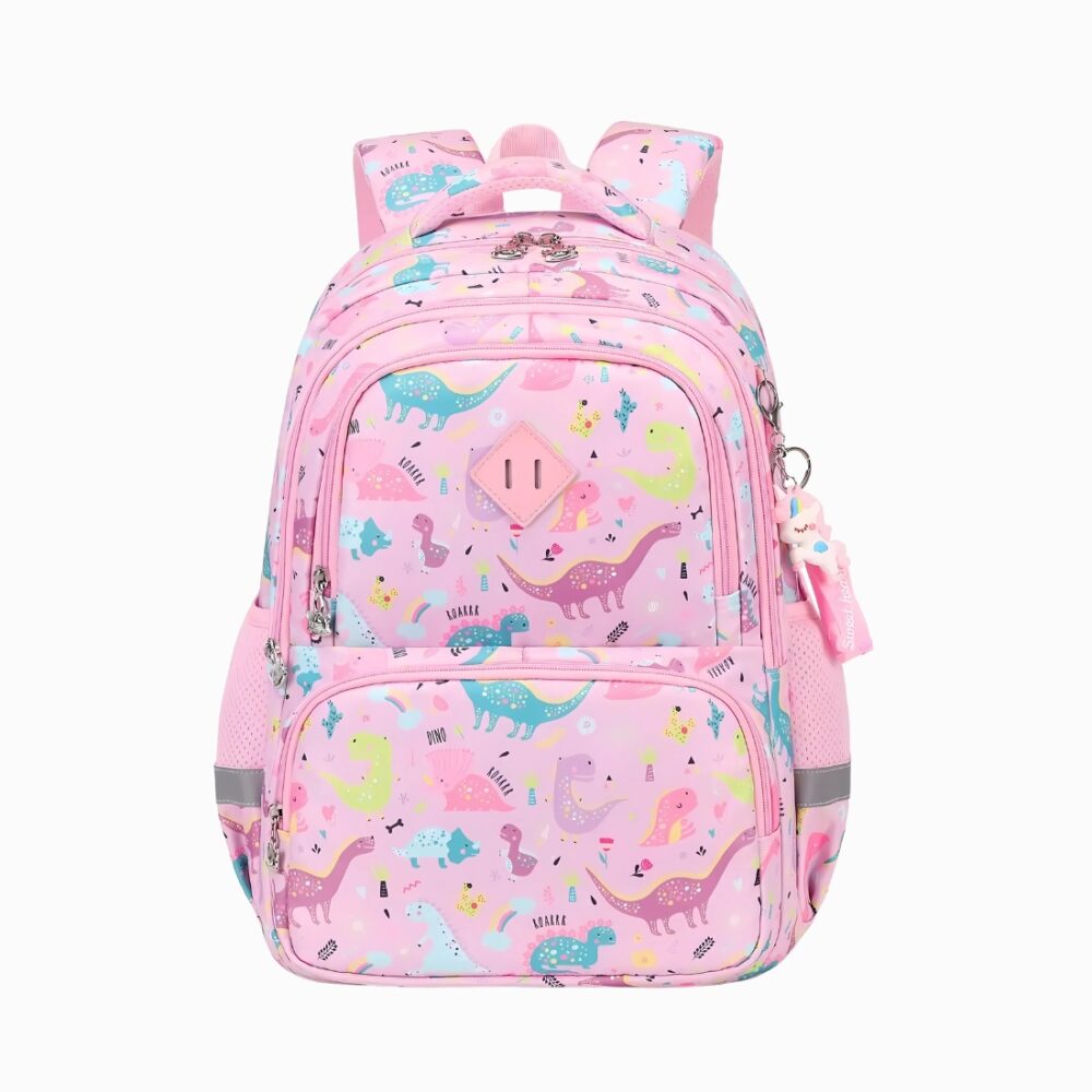 Cartable CE2 rose avec motifs de dinosaures. Plusieurs espaces de rangements. Sur fond gris clair.