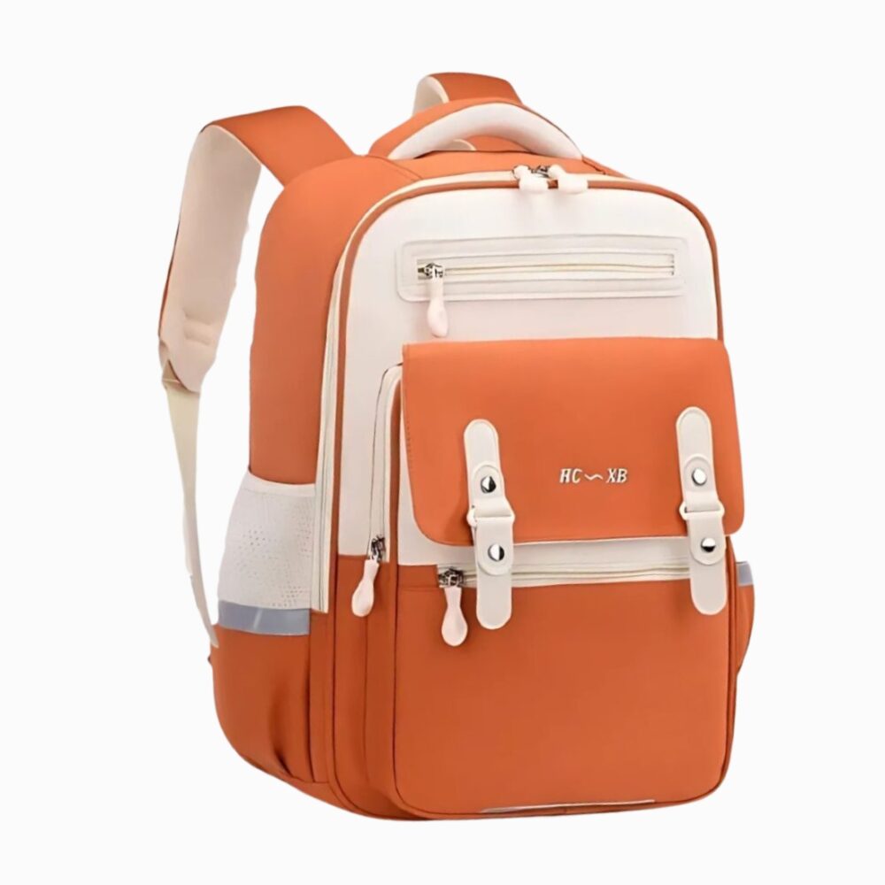 Cartable CM2 orange ergonomique et pratique avec une structure rigide, une poche avant fermée avec lanières beiges. Sur fond gris clair.