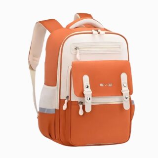 Cartable CM2 orange ergonomique et pratique avec une structure rigide, une poche avant fermée avec lanières beiges. Sur fond gris clair.