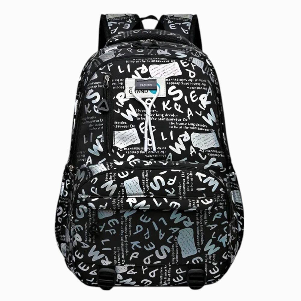 Cartable collège avec lettres argentées de couleur noire avec plusieurs espaces de rangement. Sur fond gris clair.