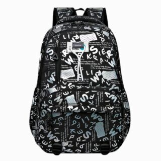 Cartable collège avec lettres argentées de couleur noire avec plusieurs espaces de rangement. Sur fond gris clair.