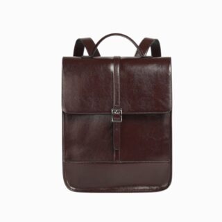 Cartable femme en cuir style vintage de forme presque carré et de couleur marron fond avec une fermeture par boucle sur le devant. Sur fond gris clair.