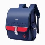 Cartable japonais pour le primaire de couleur boeu marine et rouge avec des chatons rigolos sur le devant. La fermeture est en métal. Sur fond gris clair.