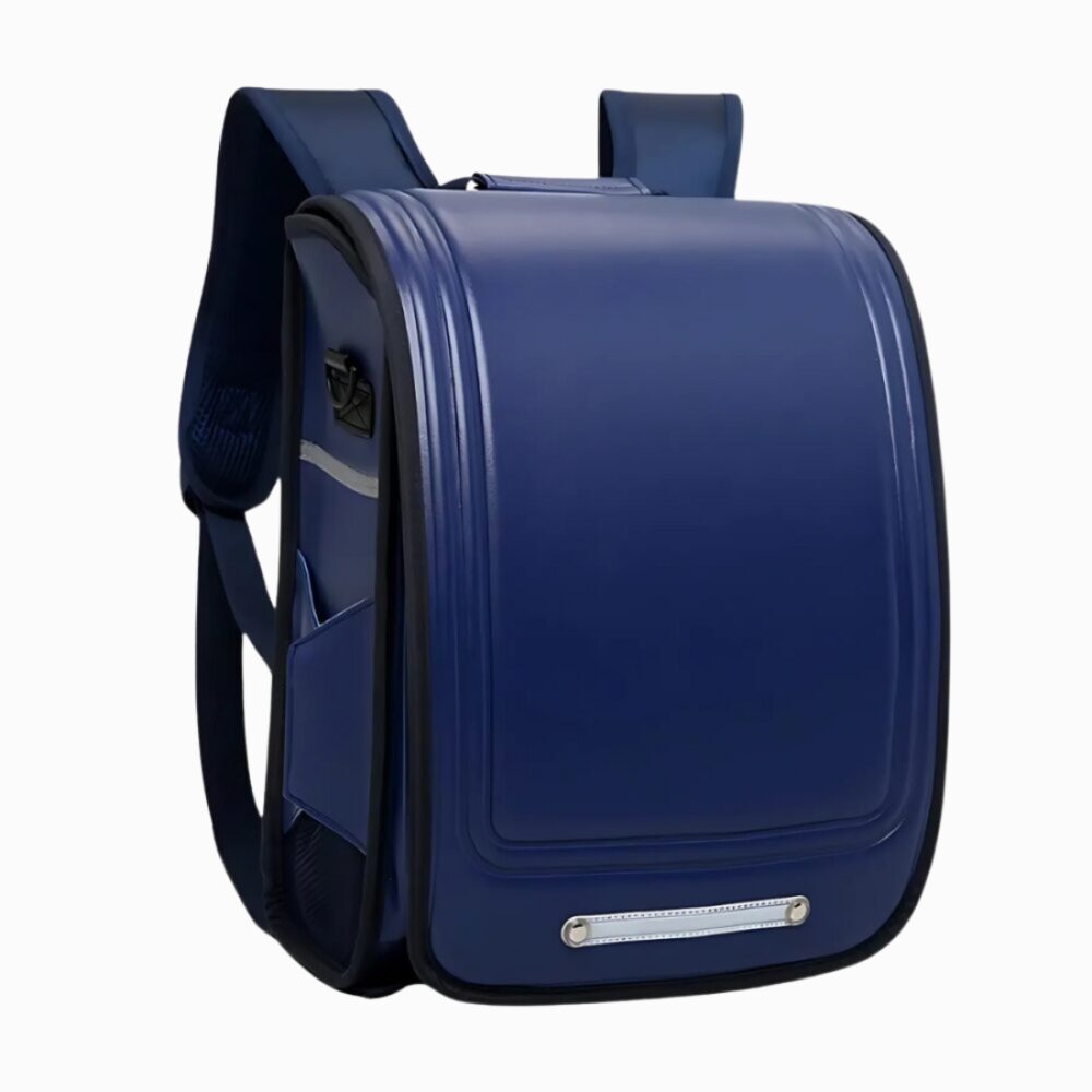 Cartable japonais respirant et confortable de couleur bleue avant une bande grise sur le bas. Sur fond gris clair.