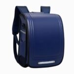 Cartable japonais respirant et confortable de couleur bleue avant une bande grise sur le bas. Sur fond gris clair.