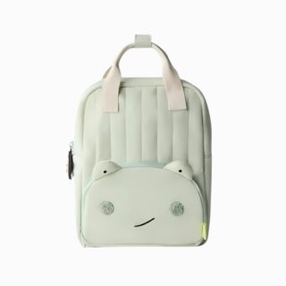 Cartable maternelle avec motif de grenouille verte. De forme rectangulaire avec des poignées sur le dessus. Les yeux de la grenouille sont en relief. Sur fond gris clair.
