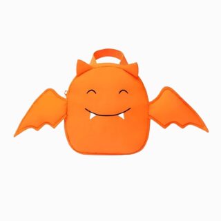 Cartable maternelle chauve-souris orange avec des dents de vampires et les ailes qui dépassent du sac. Sur fond gris clair.