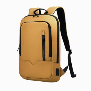 Cartable ordinateur pour femme orange et fonctionnel avec plusieurs espaces de rangement, une prise USB sur le côté droit et fin. Sur fond gris clair.