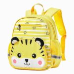 Cartable petite section jaune avec tête de tigre aux oreilles qui dépassent. Bretelles rembourrées. Sur fond gris clair.