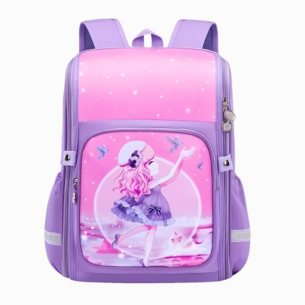 Cartable primaire 38 cm ergonomique pour fille de couleur violet et rose avec un imprimé de poupée sur le devant. Sur fond gris clair.