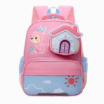 Cartable sac à dos 35 cm pour fille de couleur rose avec une maison en relief et une biche rose sur le côté gauche. Le bas du sac est bleu. Sur fond gris clair.