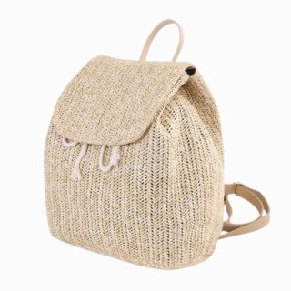 Cartable sac à dos bohème en paille beige avec rabat et cordon de serrage. Sur fond gris clair.
