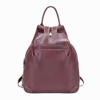 Cartable sac à dos en cuir bordeaux pour femme sur fond gris clair.