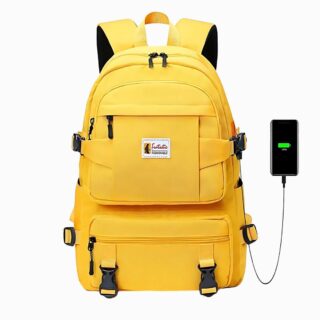 Cartable sac à dos jaune ergonomique avec multiples compartiments de rangement. Sur la droite un téléphone branché à un port USB. Sur fond gris clair.