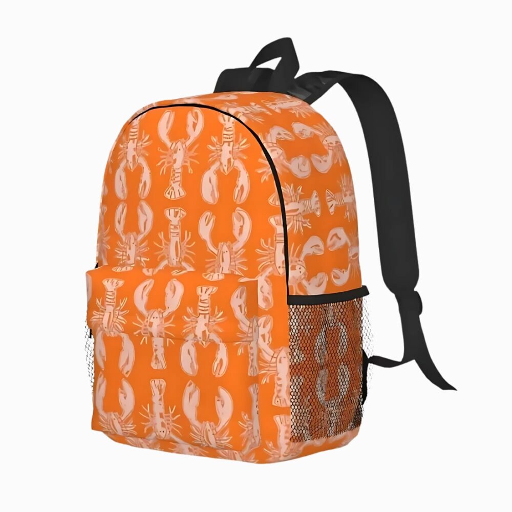 Cartable sac à dos orange au motif original de homard beige sur l'ensemble du sac. Sur fond gris clair.