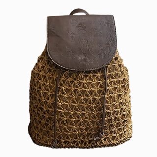 Cartable sac à dos pour femme en paille avec le rabat en cuir synthétique marron foncé et deux cordons de serrage. Sur fond gris clair.