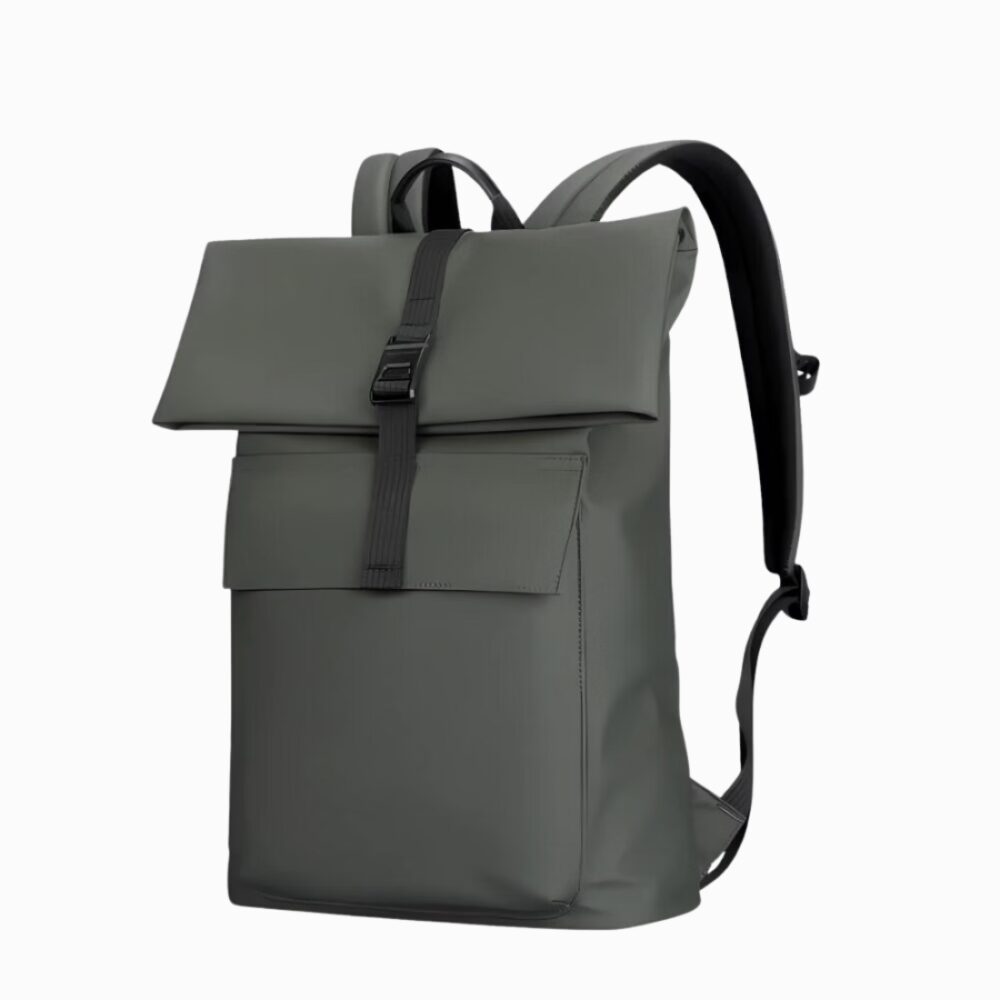 Cartable sac à dos vert souple et étanche avec le haut roulé vers l'avant et fermé avec un clip. Sur fond gris clair.