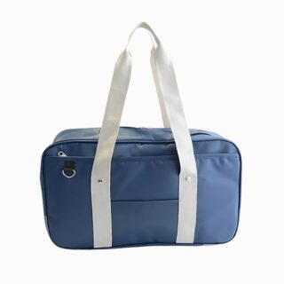 Cartable sac à main rectangulaire de couleur bleue avec les anses blanches. Sur fond gris clair.