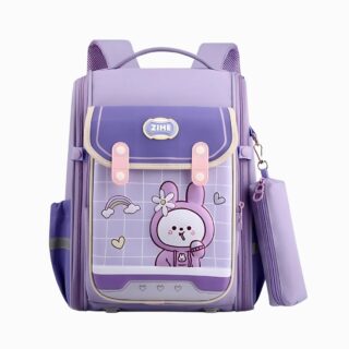 Cartable violet 38 cm avec trousse pour fille accrochée sur le côté du sac. Un motif d'arc-en-ciel et de lapin sur le devant. Sur fond gris clair.
