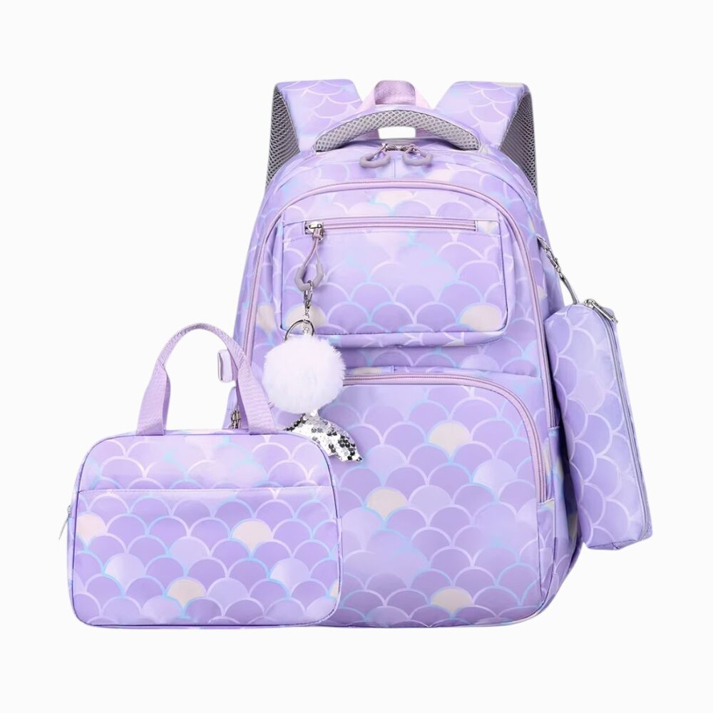 cartable violet à motifs écailles, assorti d’une trousse et d’un sac repas, avec breloque sirène pailletée et pompon blanc.