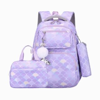 cartable violet à motifs écailles, assorti d’une trousse et d’un sac repas, avec breloque sirène pailletée et pompon blanc.