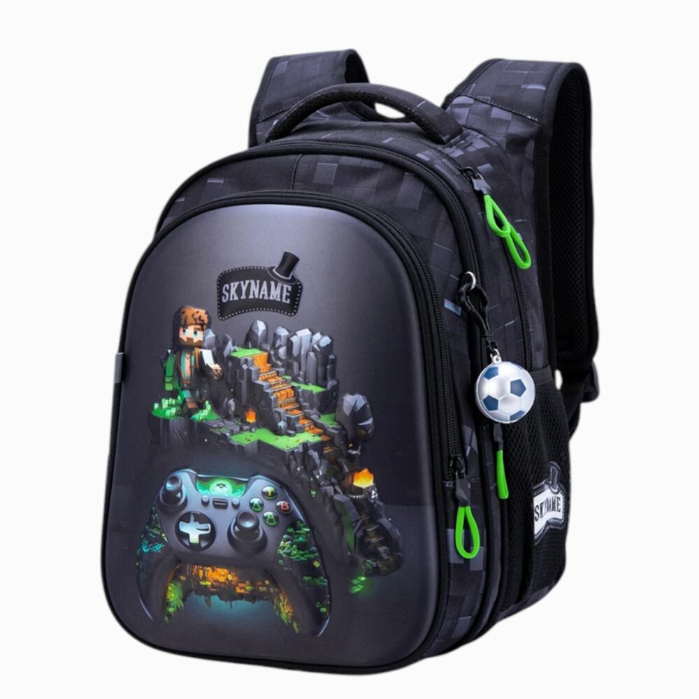 cartable noir à motif pixel avec manette de jeu en impression 3D, détails verts fluo, bretelles épaisses, coque rigide et breloque ballon de foot, sur fond neutre